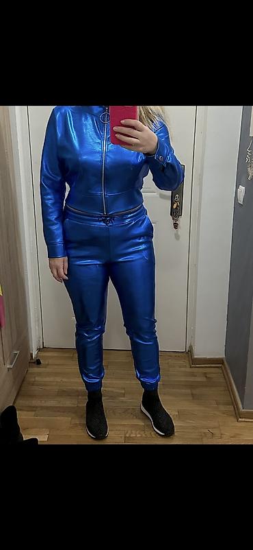 bele pantalone muske: Ženski komplet – sjajni kobaltno plavi set (jakna + pantalone) - — 3