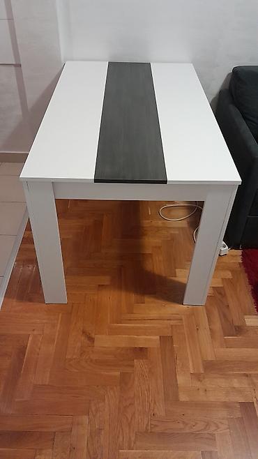 ikea ormari za sobu: Prodajem potpuno nov stol bele boje, sa sivom bojom po sredini stola — 1