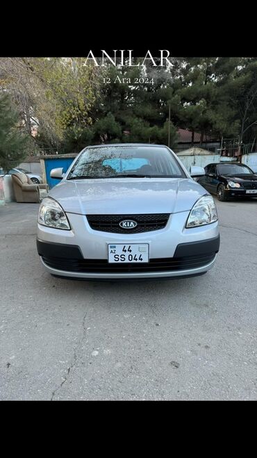 Kia: Kia Rio hatchback - Kuzov: 5 qapılı hatchback, gümüşü rəng - Mühərrik — 9