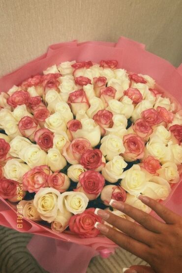 розы из шоколада: Большой букет из роз в розовой упаковке. - Состав: розы