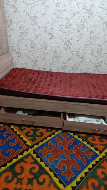 кровать для одного человека: Продаётся диван кровать односпальный в отличном состоянии цвет бежевый