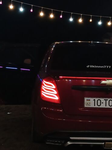 Digər Avtomobillər: Qırmızı rəngli 4 qapılı sedan Mühərrik və ötürmə: - Benzinli mühərrik — 7