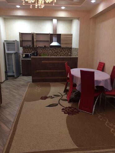 Uzunmüddətli kirayə mənzillər: Bu mənzil yaşayış binasında yerləşir və müasir dizaynlı mətbəx, yemək — 2