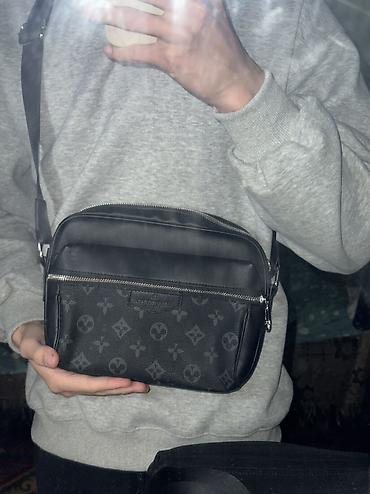 Аксессуары: Барсетка, Louis Vuitton, Материал: Искусственная кожа, Регулируемый ремень, Новый — 1