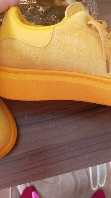 Krasofkalar və idman ayaqqabıları: Parlaq sarı rəngli uniseks idman ayaqqabısı - Stil: Klassik bağlamalı — 7