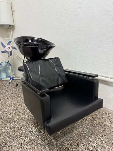 Stolice: Frizerska/stylerska stolica – okrugli dizajn, crna eko-koža, hrom — 7