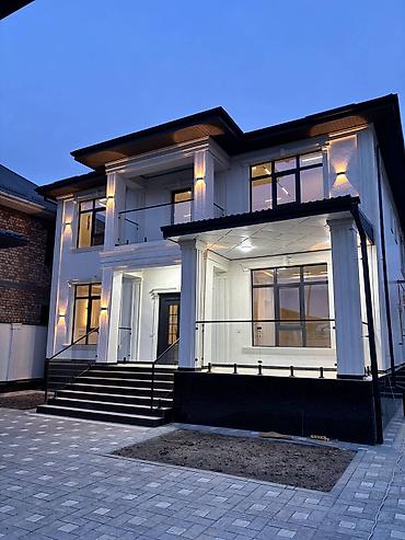 Фасадные работы: Современный двухэтажный дом в классическом стиле с подсветкой фасада и — 2