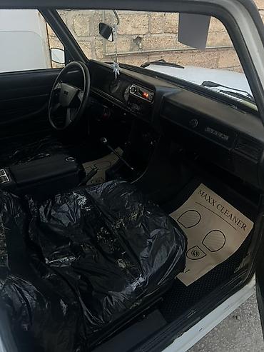 lada diskləri: VAZ 2107 sedan – ağ rəngli, klassik kuzov dizaynı ilə. Azərbaycan — 6