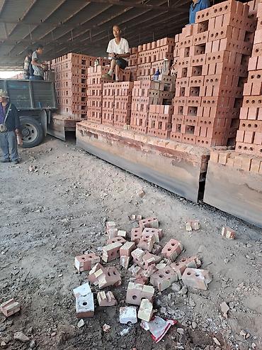 Строительный кирпич: Кирпич керамический пустотелый (перфорация 3 отверстия) - Материал — 11