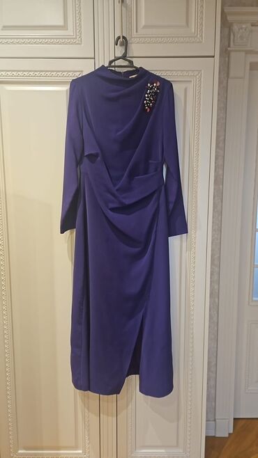 velür qadın şap şapları: Bənövşəyi rəngdə elegant qadın donu - Model: Midi uzunluq, qələm