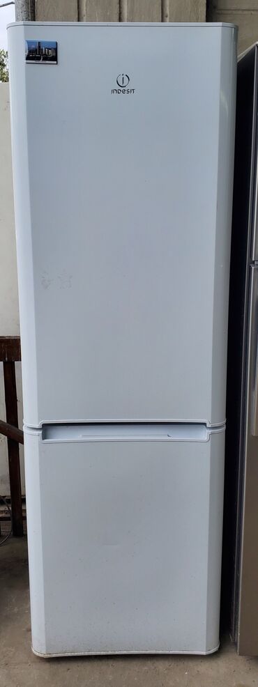 срочно гарит: Холодильник Indesit, Б/у, Двухкамерный, De frost (капельный), 60 * 185 * 50
