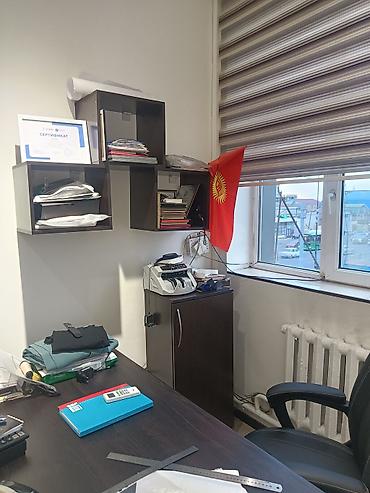 Офисные кресла: Офисная мебель комплектом Состав: - Два рабочих стола из темного ЛДСП — 5