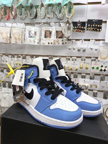 зеленые сапоги: Новые кроссовки Nike Размеры: 32-41 Цена: 500 сом/пара Продажа