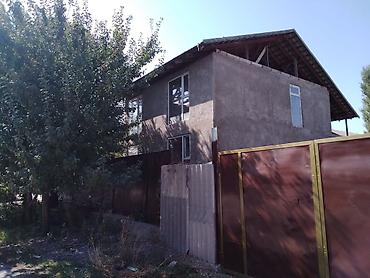 Продажа коттеджей и домов: Продаётся двухэтажный частный дом с большим двором.с. Новопокровка, ул — 7