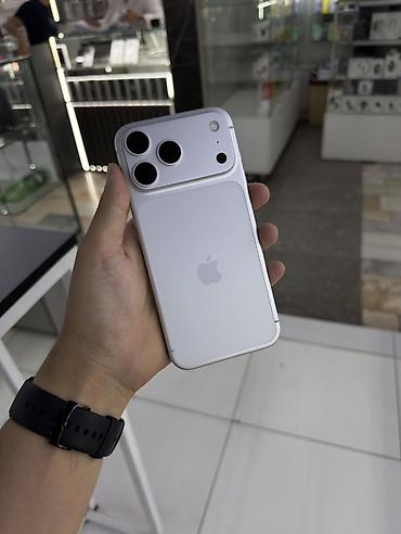 Смартфон в форм‑факторе раскладушки на базе iOS с логотипом Apple