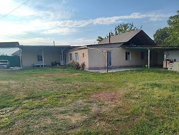 дом верхний орок: Продаётся жилой дом с большим двором и хозяйственным двором. Нижний — 2