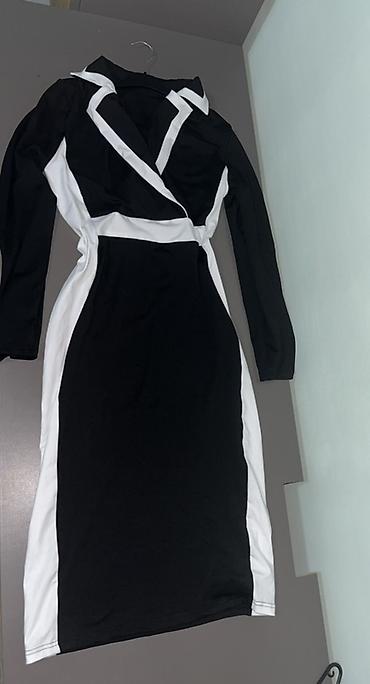 tn pertle: Elegantna crno-bela haljina midi dužine sa dugim rukavima. Model je u — 1
