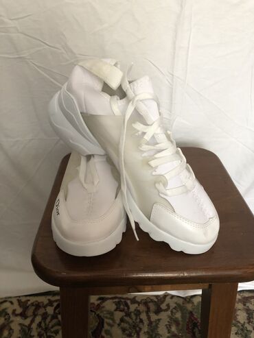 Кроссовки и спортивная обувь: Ботасы размер 39 цена 1850 сом