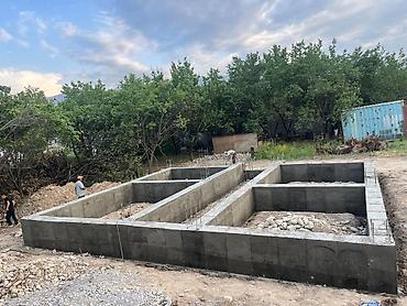 Floor Screeding: Строительные работы: бетонные полы и фундаменты Услуги: - Стяжка пола — 9