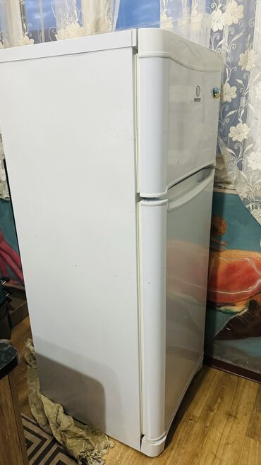 холодильники аренда: Холодильник Indesit, Б/у, Двухкамерный, 130 *