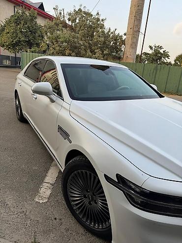 Другие автомобили: Белый представительский седан бизнес-класса. Кузов и дизайн: - — 3