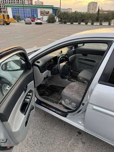 Hyundai: Hyundai Accent: 1.4 l | 2009 il Sedan — 7