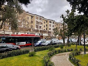 Mənzillər: 🏡 Gənclikdə, Atatürk Parkı, Ayna Sultanova heykəlinin qarşısında 2 — 3