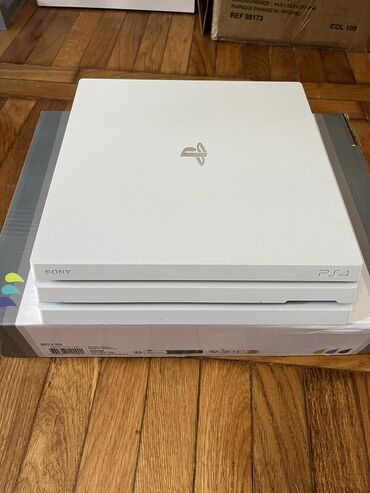 PS4 (Sony Playstation 4): Prodajem 4x Ps4.  Tri komada su slim pro 1TB.  Jedan je slim 1TB