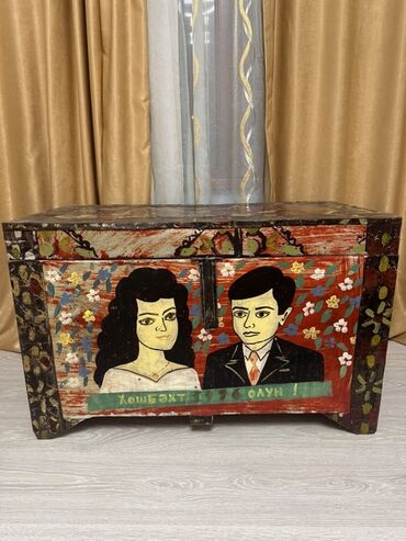 Güzgülər: Rəsmli taxta sandıq/kəllə - Material: massiv taxta, metaldan yan