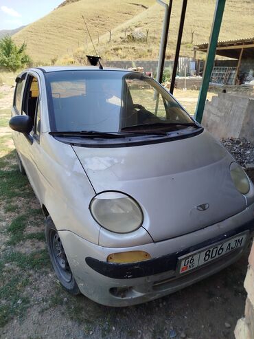 кичине машина: Автомобиль Daewoo Matiz в серебристом цвете, подходящий для