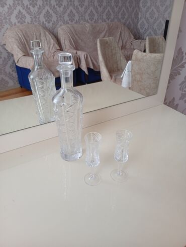 distillə edilmiş su: Kristal içki dəsti - Tərkibi: 1 ədəd qapaqlı karaf və 2 ədəd ştanglı