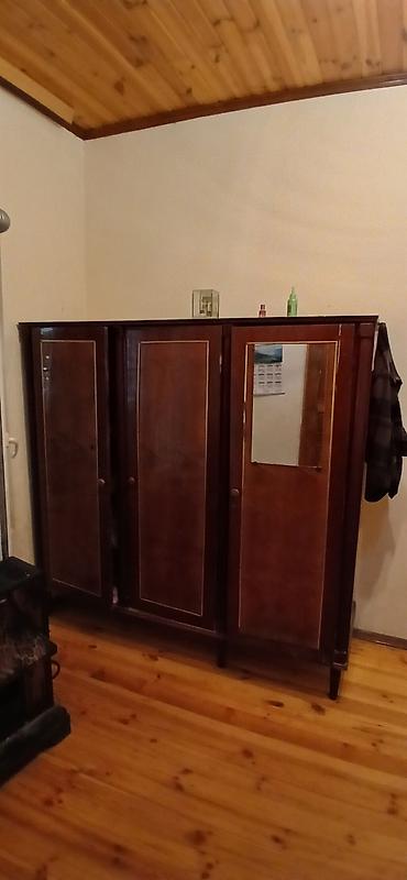 yataq dolab: Üç qapılı taxta şkaf - Material: Bərk ağac, tünd qəhvəyi rəng — 1
