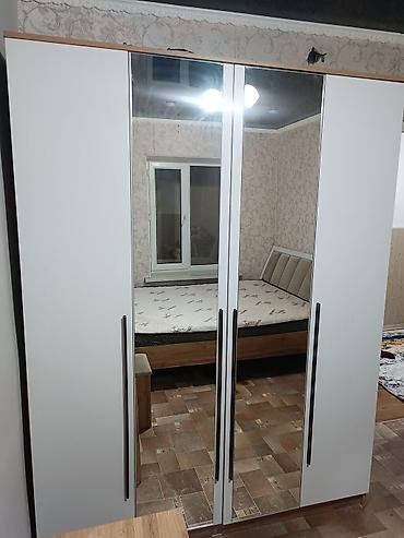 Спальный гарнитур в комплекте: - Двуспальная кровать с мягким