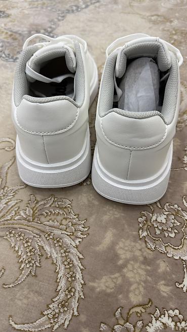 Кроссовки и спортивная обувь: Кроссовки белые мужские так же и для девушек подойдет размер 41 — 4