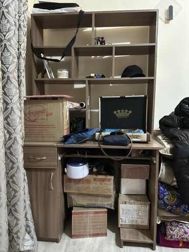 шкаф офисной: Компьютердик үстөлү, Текчелери бар