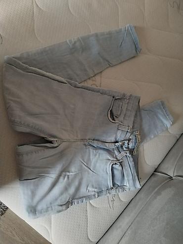 Farmerke: Dve ženske farmerke – različiti modeli i bendovi. 1) Sinsay skinny — 17