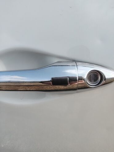 Hyundai: Hyundai ix35, ağ rəngli krossover/SUV. Xarici: - Ağ kuzov, qara alt — 8