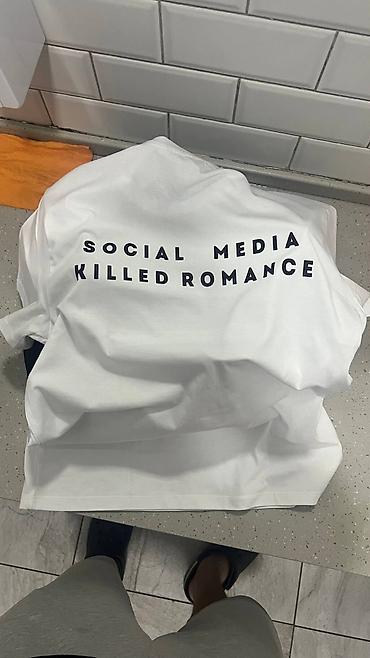 черный плащ: Футболка белая с принтом “SOCIAL MEDIA KILLED ROMANCE” на спине. - — 2