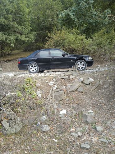 авто дешево купить: Tünd rəngli Mercedes-Benz C-Class sedan avtomobili. Avtomobil qara