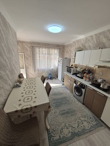 Köhnə tikili: Satılır: 2 otaqlı mənzil (daxili şəkillər) - Geniş dəhliz: mərmər — 5