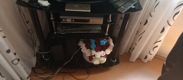 Düz TV altlığı, Polkalı, Şüşəli