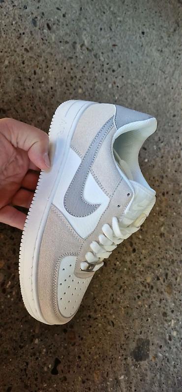 24 akcija: Nove boje air force patike od 36 do 41 za samo 3400 din
pb — 1