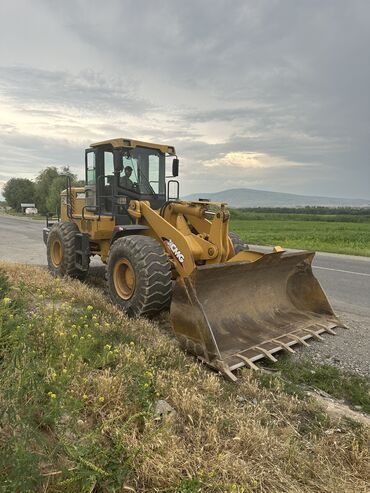 Другие автоуслуги: Услуги : Фронтальный погрузчик 3 кубовый