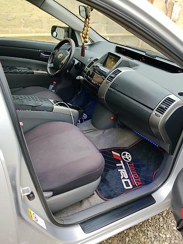 on faralar: Toyota Prius (2-ci nəsil) – gümüşü rəng, hibrid sedan/hatchbek — 7