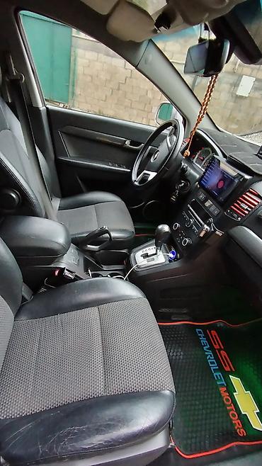 Chevrolet: Chevrolet Captiva, gümüş rəngli, 5 qapılı SUV. Əsas xüsusiyyətlər: - — 9