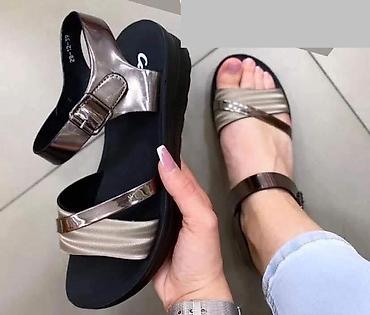 ugg sandals: Ženske sandale sa niskom platformom i sjajnim metalik kaiševima — 1