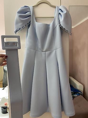 crni na: Elegantna mini/midi haljina u svetloplavoj boji, od čvršćeg, glatkog — 2