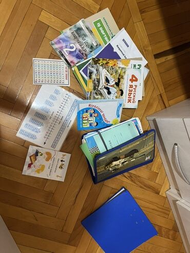 4 cü sinif informatika metodik vəsait: Müxtəlif dərsliklər, iş dəftərləri, riyaziyyat materialları və qələm