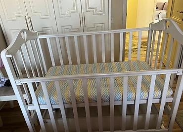 bunk bed: Белая детская кроватка с декоративными элементами в виде сердечек на — 2