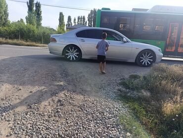 семёрка машина: Серебристый седан BMW 7-й серии (E65/E66) с характерными для этой